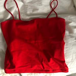 En kroppad topp/ linne från Gina tricot i en röd fin färg❤️ använd ett fåtal gången men är i bra skick! Strl S. 
