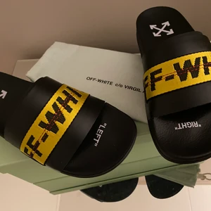 Off white sandaler 39 - Inköpt från MyTheresa, digital kvitto finns. Aldrig använda , storlek 39 passar också 37-39. Säljs idag för drygt 2500kr online . Allt ingår vid köp, låda, dustbag etc.