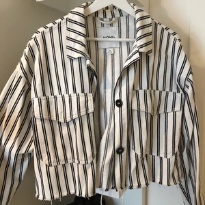 Overshirt/sommarjacka - Randig overshirt/sommarjacka från Monki, har klippt av den själv till en mer croppad modell vilket är så snyggt och passar så bra till sommar och vår! En boxig modell