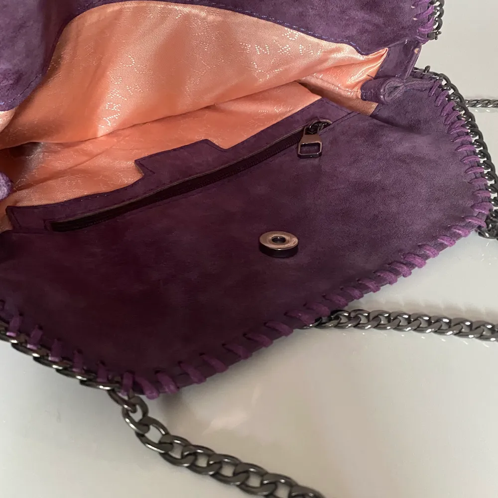 Fake Stella McCartney väska i lila färg. Alldrig använd med lappen fortfarande kvar. Inga defekter helt ny. . Väskor.