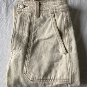 Jeans  - Säljer ett par nästan helt oanvända jeans. Köpta från Weekday, skit snygga och passar till allt.💗