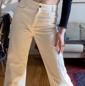 Vita jeans från &OtherStories - Vita, lite kortare high waist jeans från &otherstories, knappt använda! Jag är ca 173💕
