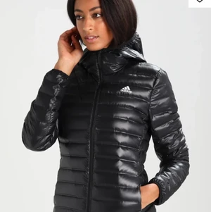 Adidas jacka - Säljer min Adidas jacka som jag använt i ett par månader. Köpt för ca 1000 kr, säljer nu för 400 men man kan gärna buda då jag egentligen bara vill bli av med jackan❤️ Möts upp i Sundbyberg eller på blåa linjen i Stockholm. Jackan är storlek M men passar även en mindre större S. Jackan är ganska tunn och perfekt nu innan sommaren. Kan även skicka jackan men köparen får stå för frakten.