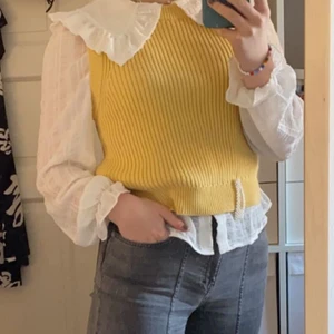 Väst - Använd typ 3 gånger, säljer för den inte kommer till användning, i nyskick!💛 Köpt för 250kr på monki