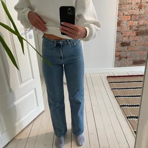 Jeans från weekday  - Jeans från weekday, modell Rowe. Storlek 24/30 passar xs/s. Sitter väldigt skönt och är höga i midjan. Fraktkostnad tillkommer!