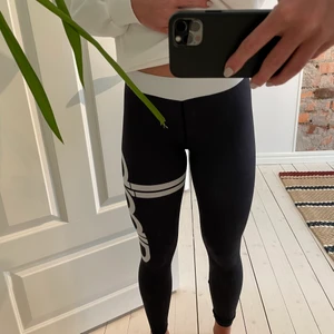 Träningstights från aimn i storlek xs - Supersköna och snygga träningstights från aimn. Storlek xs. Fraktkostnad tillkommer!
