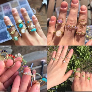 Handgjorda och personliga Kristallringar - Hej!💗☺️ jag har precis startat en liten small business där jag tillverkar och säljer ringar i massa olika varianter, alla bilder är mina så alla ni ser finns tillgängliga🦋💫 De kostar 20kr/st och göra utefter dina önskemål och mått🌸 stenarna är en blandning av hel och halv ädelstenar och till alla ringar på bilderna finns det att välja mellan silver/guld tråd💗 för information eller frågor kan ni kika in @ringarbymoa på instagram eller skriva här💗 