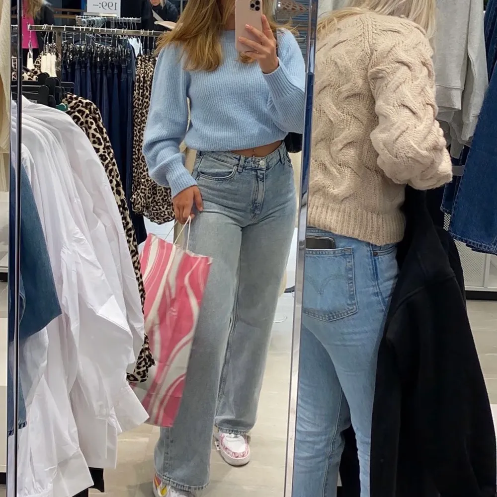 Säljer mina jeans från Monki i modellen Yoko, storlek 27. då de är lite för stora för mig och har därför bara använt dem ca 3ggr. Perfekt längd för mig som är 169cm!💖. Jeans & Byxor.