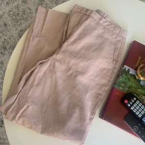 Ljusrosa kostymbyxor  - Fina nästintill oanvända kostymbyxor då dom är lite för små i midjan för mig✨ 