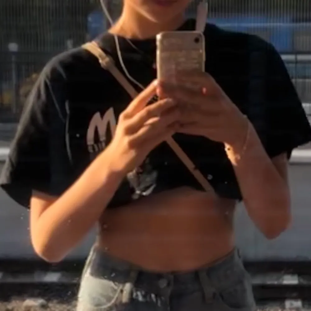 Ascool tröja från Urban Outfitters. Jag klippte den för jag ville att den skulle bli en croptop, säljer pga att jag inte använder den så mycket. Toppar.