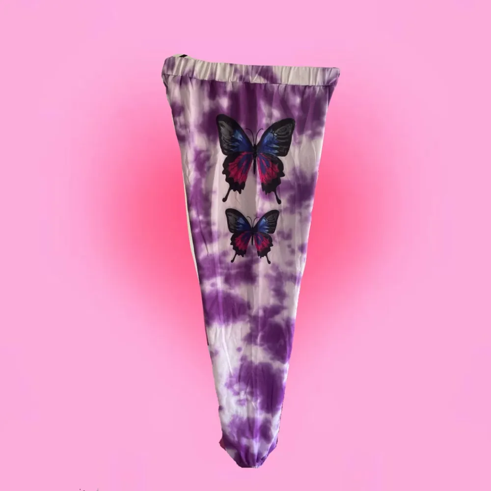 Jättesnygga och trendiga sweatpants me stäv söta lila fjärilar på sidan. Byxorna är tunna och luftiga perfekta för en sval sommar kväll eller som mysbyxor💕🦋 dom är helt nya och snygga!💕. Jeans & Byxor.