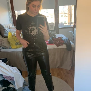 lackbyxor storlek 40 - Jättetrendiga lackbyxor från veromoda, aldrig använda pga fel storlek för mig <333 de är storlek 40, längd 32. nypris runt 350 kronor. säljer för 100 kr och köparen står för frakten 🧚🏻‍♀️🧚🏻‍♀️🧚🏻‍♀️