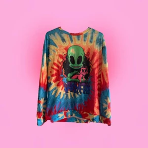  Alien sweatshirt  - Trendig oversized tie dye sweatshirt i nytt skick. Materialet är skönt och tröjan är tunn. Perfekt för sommaren när det blir lite kyligt på kvällen!💕  ➖frakten kan kombineras med mina andra annonser➖