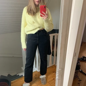 Weekday jeans - Säljer dessa jeans i rowe modellen från weekday, säljer på grund av att dem sitter lite för tight runt låren för min smak men annars sjukt snygga! Kontakta för fler bilder !köparen står för frakten!