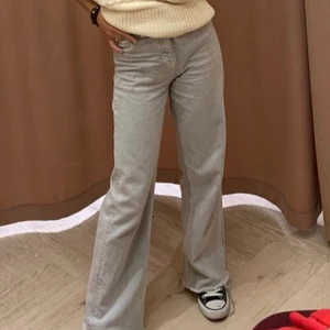 Zara jeans strl 34! - Säljer dessa snygga jeans från zara i den perfekta färgen! Så sköna och långa🥰🙏jag är 170! Strl 34.  Först till kvarn😇👌