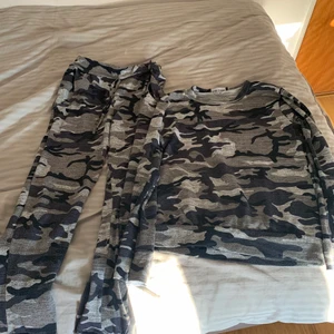Militär mjukis dress - Ett militärt mjukis sätt ifrån madlady som är super skönt att gå runt med hemma. Jag har använt det 4/5 gånger. Kostade 400kr ny.