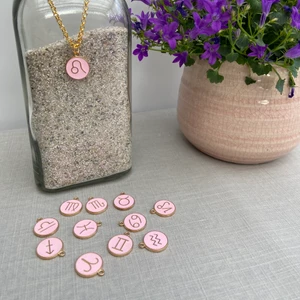 Stjärnteckens halsband  - Stjärnteckens halsband 25kr st + frakt  finns kvar men endast en av varje så var snabb💗 LEJON SÅLD💗 TVILLINGAR SÅLD💗 AQUARIUS SÅLD💗