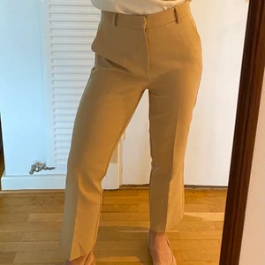 Kostymbyxor  - Riktigt sköna klassiska kostymbyxor i en mjukt beige ton (dock inte fullt så gulaktig som det råkat bli i ljuset på bilden). Stretchiga i materialet och behagliga att ha på sig. Knappt använda. Säljer då de blivit en gnutta för stora för mig. Jag är 168 lång. Midjemåttet är 74 cm, innerbenslängd 67 cm. Möts upp i Malmö eller skickar på posten, köparen står för frakt. Hör av dig vid ev frågor 🌼