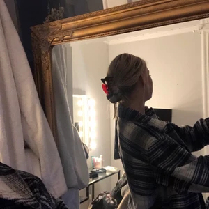 Vårjacka  - Jag säljer min jättefina jacka som nu är perfekt till våren!!!☀️☀️ jackan är ifrån hm och är i väldigt bra skick då jag inte fått så mycket användning för den tyvärr. (Köparen står för frakt)❤️