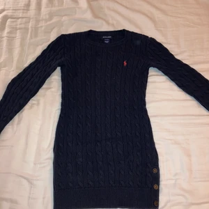 Kabelstickad klänning från Ralph Lauren - En superfin klänning från Ralph Lauren som även är liten figursydd. Den har fina lappar vid armbågarna. I superbra skick och endast använd ett fåtal gånger💕 Köpare står för frakt