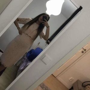 Rosa klänning - Rosa klänning i 1 del, men ser ut som två delar. Använd Max 1 gång, precis som ny. Storlek 36 som motsvarar S. Från ASOS💖