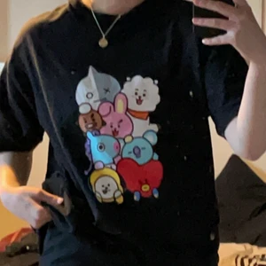 Tröja - Säljer denna stora tröja då jag inte visste att det var en merch till ett band  när ja köpte den :)