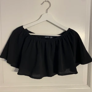Topp boohoo - Jätte söt sommar topp från boohoo sitter jätte fint och har ärmar under det pösiga, perfekt till sommarn 💞🌼