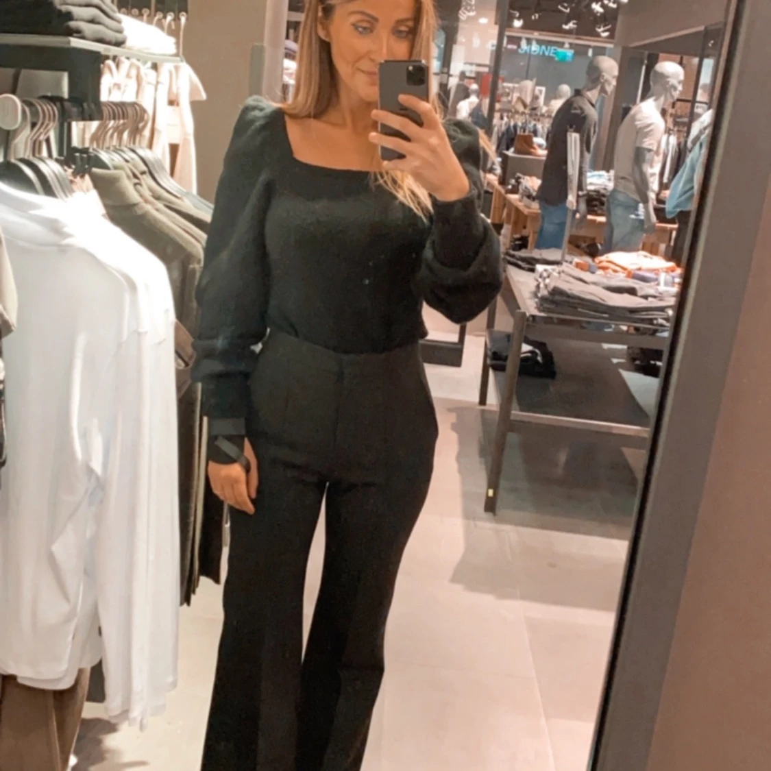 Svart fin byxa (bootcut) vidare ner til