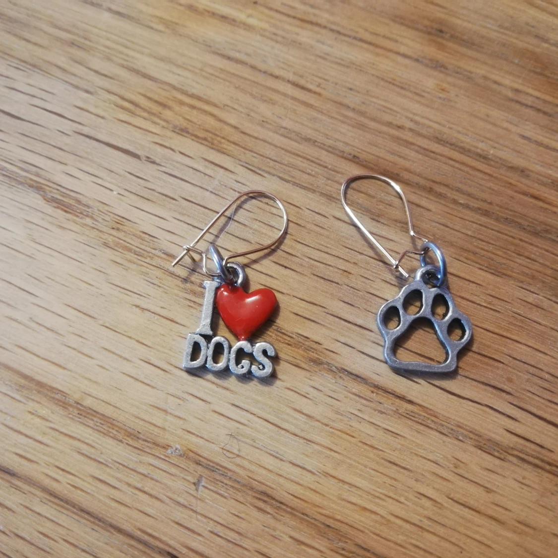 Örhängen med söta tassavtryck och texten ILoveDogs =) 