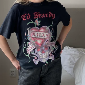 Ed hardy t-shirt  - Skit cool Ed hardy t-shirt med rhinestones. 300kr + 57kr spårbar frakt! Storlek herr XL men sitter som en herr L, modellen på första bilden är 163 och har dam XS/S och modellen på dom andra bilderna är 183 och har herr L