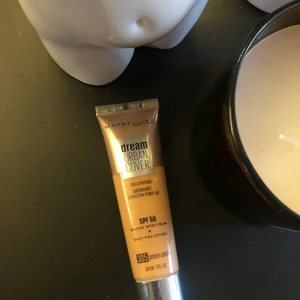 Foundation  - Oöppnad foundation, säljer den pga det är fel färg! Köpt för 139kr! 49kr + 20kr frakt🤎