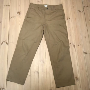 Nyden baggy chinos strl S - köpta från Afound för runt 300:. Gott skick inga fläckar. Ungefär 27 i längd och 28 i midjan