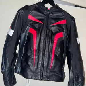 Mc ställ - Storlek L på jackan och XL på byxorna 