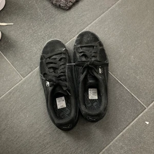 Puma suede  - Säger ett ord väldigt fina puma skor! I väldigt fint skick, knappt använda! 
