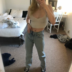 Mid waist jeans weekday  - De perfekta Jensen från weekday med medelhög midja! Så sköna och snygga. Använda fåtal gånger. Storlek 24/30. Nypris 500kr