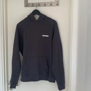 The Classy Issue hoodie - Säljer nu min THI hoodie. 