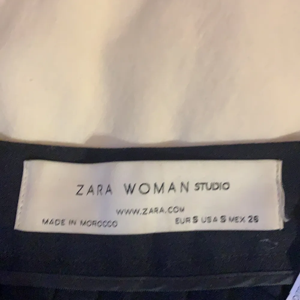 Väldigt unik och eftertraktad kjol från zara studios, säljs för runt 2000 på andra sidor. Fint skick inga defekter, säljer då den blivit för liten. Kjolen har korsett detaljer på höger och vänster sida och är i så bra kvalitet☺️kan tänka mig 400 vid snabb affär. Kjolar.