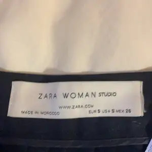 Väldigt unik och eftertraktad kjol från zara studios, säljs för runt 2000 på andra sidor. Fint skick inga defekter, säljer då den blivit för liten. Kjolen har korsett detaljer på höger och vänster sida och är i så bra kvalitet☺️kan tänka mig 400 vid snabb affär