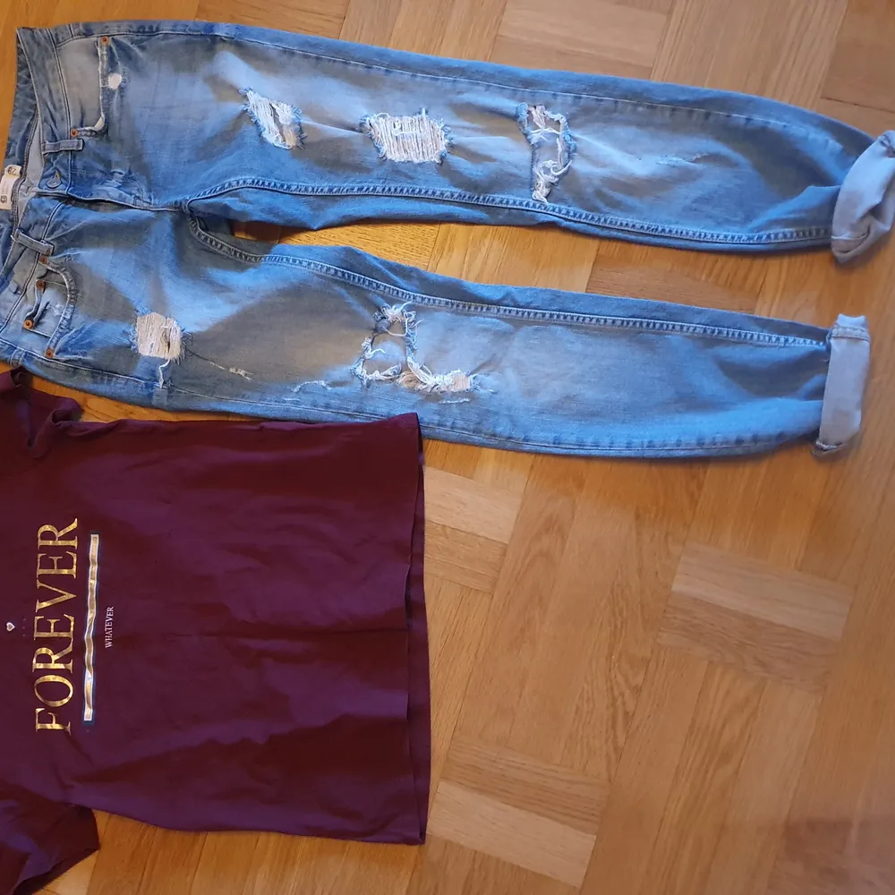 Snygga Ljusblåa jeans med sliten look på . Rak modell ner till ej stuprör.  Dom är I fint skick . Storlek 28. . Jeans & Byxor.