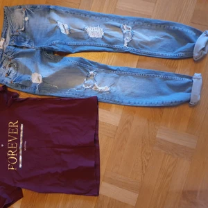 Gina tricot storlek 28 jeans sliten look  - Snygga Ljusblåa jeans med sliten look på . Rak modell ner till ej stuprör.  Dom är I fint skick . Storlek 28. 