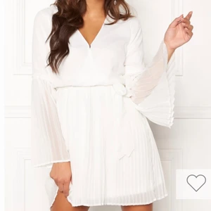 VIT KLÄNNING-Paulinn Pleated dress - Aldrig använd paulinn pleated dresss. köpt för ca 2 månader sen på bubbleroom för 499kr. Perfekt till studenten. Sitter jätte  bra. säljer pga hittade en annan till studenten.        Köparen står för frakt 💜 Kan mötas upp vid Malmö/Lund området 💜 Buda privat 