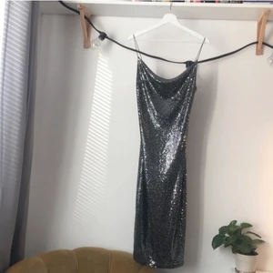 Klänning - Klänning från Gina, använd en gång🤍säljer pga att den inte kommer till användning. Nypris 600 säljer för 100kr 