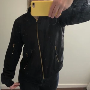 Svart Bomber jacka - En svart bomberjacka med guld detaljer