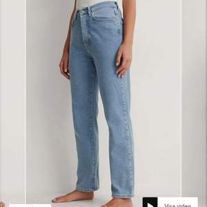 Jeans från NA-KD i en jättefin ljusblå färg! Storlek 34 men passar 36 också! Skönt material med lite stretch i sig! 