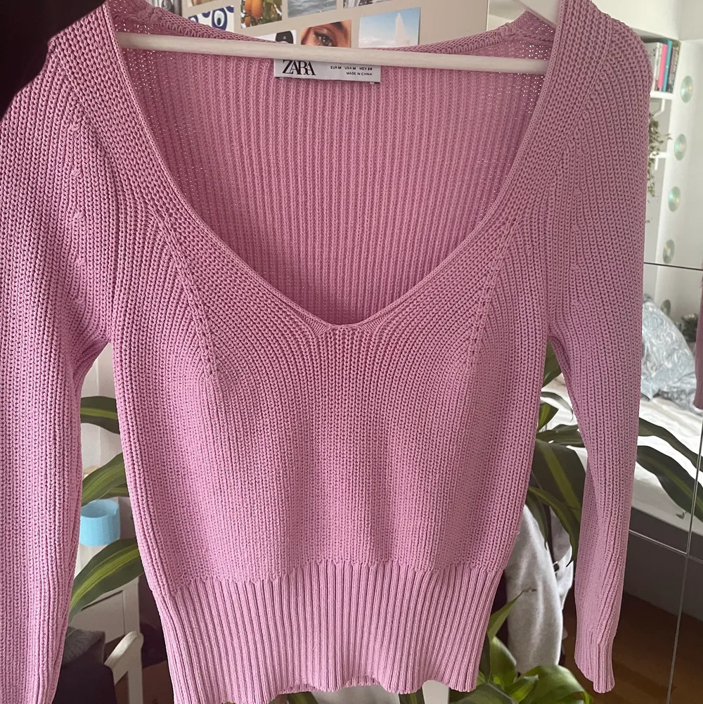Intressekoll på denna superfina härliga rosa tröjan från zara, inga defekter! Storlek M men passar mig som vanligtvis är en S! Köpt för 350kr, aldrig använd. . Stickat.