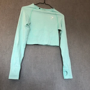 Gymshark croptop - • Croptop i härlig turkos nyans för träningspassen • Storlek: XS, tajt passform • 59% nylon, 35% polyester & 6% elastan • Använd men fortfarande i fint skick! Legat nerpackad en längre tid så upptvättning rekommenderas. • +Frakt: 51kr spårbart 