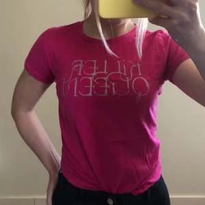 T-shirt med tryck - Rosa T-shirt med tryck där det står ”killer Queen”