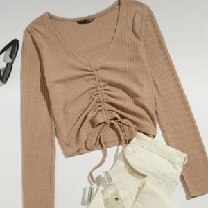 TRÖJA - Sjukt fin tröja från shein i beige, fick hem den för några veckor sen men har tyvärr inte kommit till användning. Det är en XS men materialet är väldigt bra så det passar en S också.