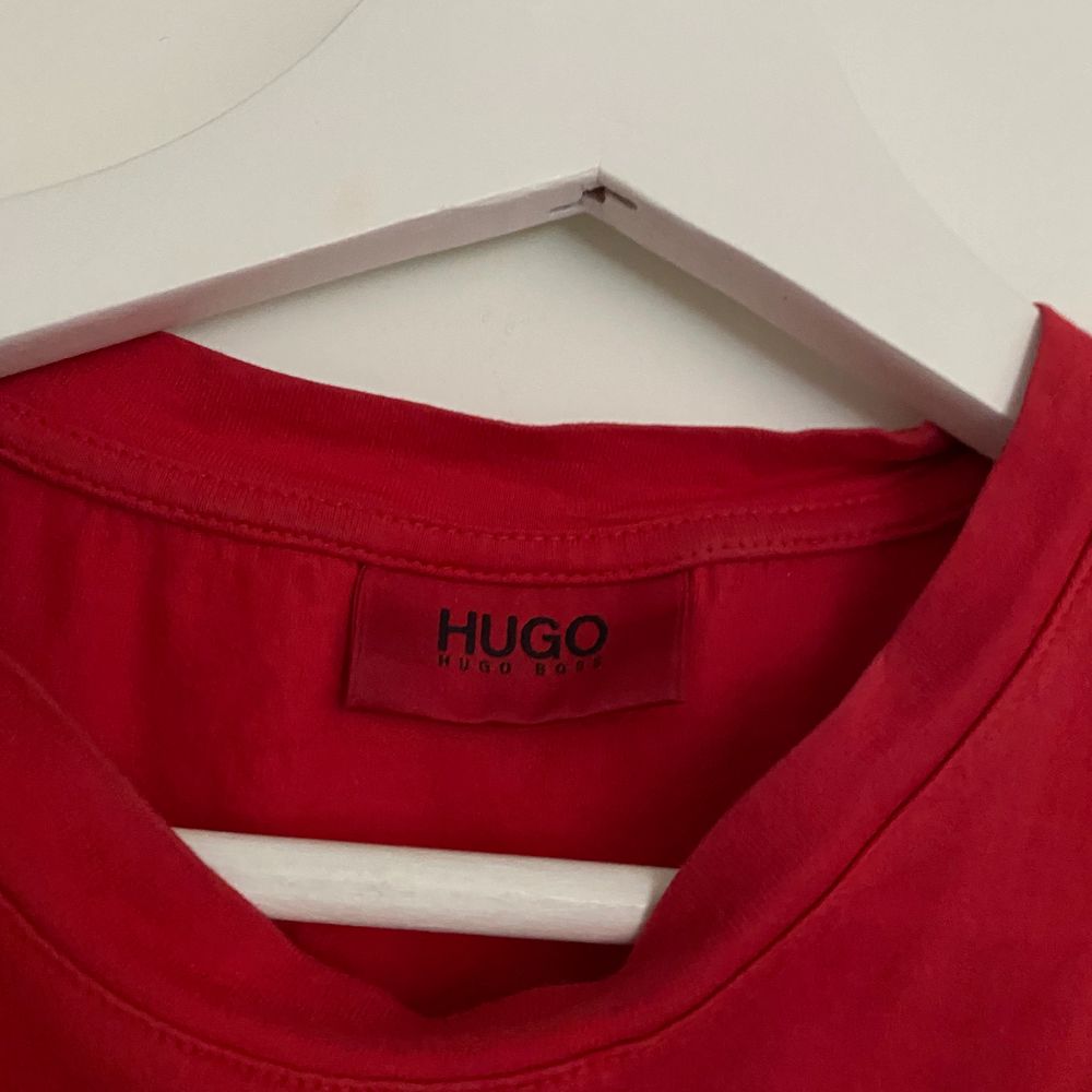 Äkta röd Hugo t-shirt. Bra skick. T-shirts.