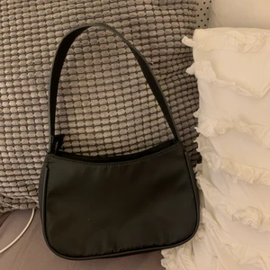 Väska - Lägg upp igen pga oseriösa bud!😌 trendiga väskan ifrån SHEIN. Den är i nyskick och kom aldrig till användning för tycker inte att den passar mig💖 30kr+frakt! Ny pris var 89kr😊 